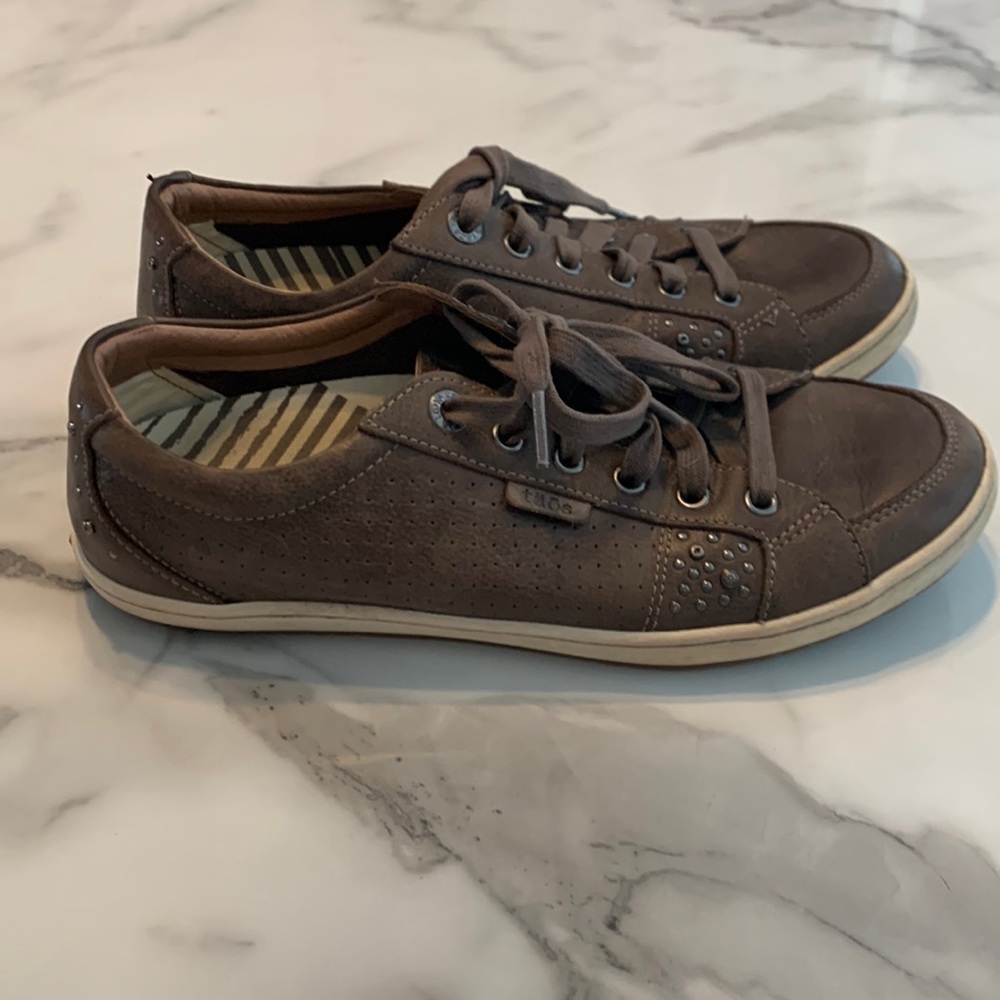 Taos studded sneakers ♥️